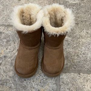 UGGS Bailey Bow Girls Size 10 Like New great condition!!!